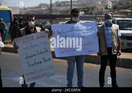 Proteste gegen die Einreise humanitärer Hilfe nach Syrien am 2. Juli 2021 in Idlib, Syrien. Eine Menschenkette wird von Arbeitnehmern aus der Zivilgesellschaft, der humanitären Hilfe, Und die medizinischen und Rettungsdienste forderten in einer Mahnwache die Aufrechterhaltung einer UN-Resolution, die den Übergang von humanitärer Hilfe in den von Rebellen gehaltenen Nordwesten von Syrien, Idlib, den Grenzübergang Bab al-Hawa mit nahe Bab al-Hawa entlang der Autobahn, die es mit der Stadt Idlib verbindet, genehmigt. Der UN-Sicherheitsrat befindet sich in der Phase der Abstimmung über einen Entwurf zur Verlängerung des Mechanismus für grenzüberschreitende Hilfshilfen, der aus Angst vor einem russischen Veto besteht, sagte Russland mir Stockfoto