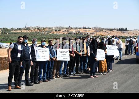 Proteste gegen die Einreise humanitärer Hilfe nach Syrien am 2. Juli 2021 in Idlib, Syrien. Eine Menschenkette wird von Arbeitnehmern aus der Zivilgesellschaft, der humanitären Hilfe, Und die medizinischen und Rettungsdienste forderten in einer Mahnwache die Aufrechterhaltung einer UN-Resolution, die den Übergang von humanitärer Hilfe in den von Rebellen gehaltenen Nordwesten von Syrien, Idlib, den Grenzübergang Bab al-Hawa mit nahe Bab al-Hawa entlang der Autobahn, die es mit der Stadt Idlib verbindet, genehmigt. Der UN-Sicherheitsrat befindet sich in der Phase der Abstimmung über einen Entwurf zur Verlängerung des Mechanismus für grenzüberschreitende Hilfshilfen, der aus Angst vor einem russischen Veto besteht, sagte Russland mir Stockfoto