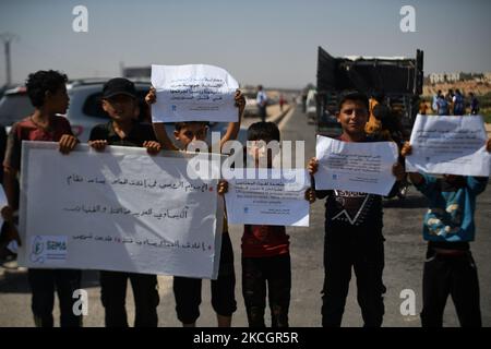 Proteste gegen die Einreise humanitärer Hilfe nach Syrien am 2. Juli 2021 in Idlib, Syrien. Eine Menschenkette wird von Arbeitnehmern aus der Zivilgesellschaft, der humanitären Hilfe, Und die medizinischen und Rettungsdienste forderten in einer Mahnwache die Aufrechterhaltung einer UN-Resolution, die den Übergang von humanitärer Hilfe in den von Rebellen gehaltenen Nordwesten von Syrien, Idlib, den Grenzübergang Bab al-Hawa mit nahe Bab al-Hawa entlang der Autobahn, die es mit der Stadt Idlib verbindet, genehmigt. Der UN-Sicherheitsrat befindet sich in der Phase der Abstimmung über einen Entwurf zur Verlängerung des Mechanismus für grenzüberschreitende Hilfshilfen, der aus Angst vor einem russischen Veto besteht, sagte Russland mir Stockfoto