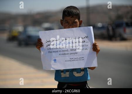 Proteste gegen die Einreise humanitärer Hilfe nach Syrien am 2. Juli 2021 in Idlib, Syrien. Eine Menschenkette wird von Arbeitnehmern aus der Zivilgesellschaft, der humanitären Hilfe, Und die medizinischen und Rettungsdienste forderten in einer Mahnwache die Aufrechterhaltung einer UN-Resolution, die den Übergang von humanitärer Hilfe in den von Rebellen gehaltenen Nordwesten von Syrien, Idlib, den Grenzübergang Bab al-Hawa mit nahe Bab al-Hawa entlang der Autobahn, die es mit der Stadt Idlib verbindet, genehmigt. Der UN-Sicherheitsrat befindet sich in der Phase der Abstimmung über einen Entwurf zur Verlängerung des Mechanismus für grenzüberschreitende Hilfshilfen, der aus Angst vor einem russischen Veto besteht, sagte Russland mir Stockfoto