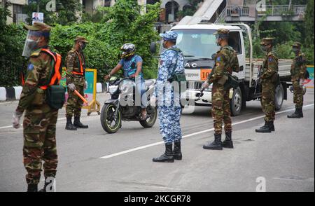 Truppen patrouillieren Shahbagh am 2.. Tag einer einwöchigen, strengen Coronavirus-Sperre in Dhaka, Bangladesch, am 2. Juli 2021. (Foto von Sony Ramany/NurPhoto) Stockfoto