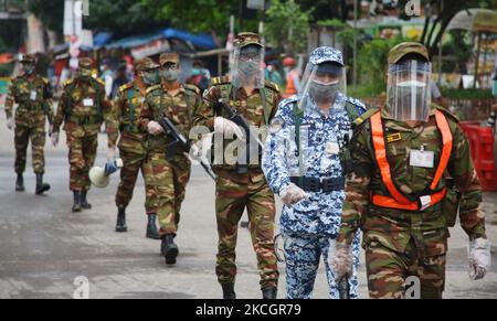 Truppen patrouillieren Shahbagh am 2.. Tag einer einwöchigen, strengen Coronavirus-Sperre in Dhaka, Bangladesch, am 2. Juli 2021. (Foto von Sony Ramany/NurPhoto) Stockfoto