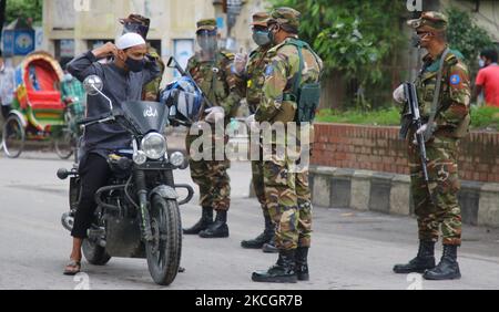 Truppen patrouillieren Shahbagh am 2.. Tag einer einwöchigen, strengen Coronavirus-Sperre in Dhaka, Bangladesch, am 2. Juli 2021. (Foto von Sony Ramany/NurPhoto) Stockfoto