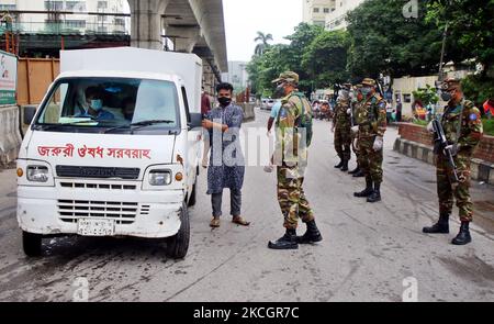 Truppen patrouillieren Shahbagh am 2.. Tag einer einwöchigen, strengen Coronavirus-Sperre in Dhaka, Bangladesch, am 2. Juli 2021. (Foto von Sony Ramany/NurPhoto) Stockfoto