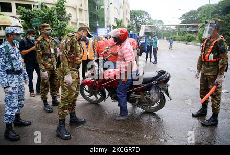 Truppen patrouillieren Shahbagh am 2.. Tag einer einwöchigen, strengen Coronavirus-Sperre in Dhaka, Bangladesch, am 2. Juli 2021. (Foto von Sony Ramany/NurPhoto) Stockfoto