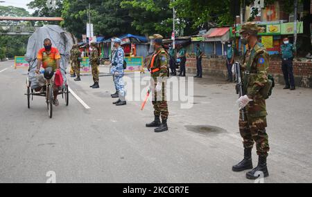 Truppen patrouillieren Shahbagh am 2.. Tag einer einwöchigen, strengen Coronavirus-Sperre in Dhaka, Bangladesch, am 2. Juli 2021. (Foto von Sony Ramany/NurPhoto) Stockfoto