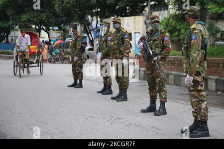 Truppen patrouillieren Shahbagh am 2.. Tag einer einwöchigen, strengen Coronavirus-Sperre in Dhaka, Bangladesch, am 2. Juli 2021. (Foto von Sony Ramany/NurPhoto) Stockfoto