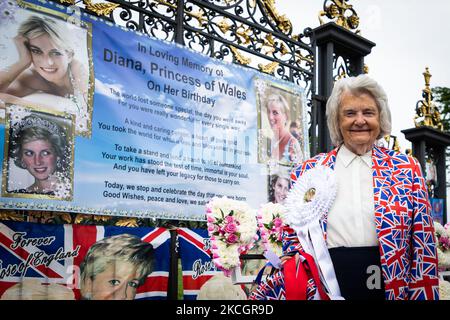 Königliche Fans versammeln sich am 1.. Juli 2021 zu Ehren von Prinzessin Diana im Kensington Palace, London, Großbritannien. (Foto von Tejas Sandhu/MI News/NurPhoto) Stockfoto