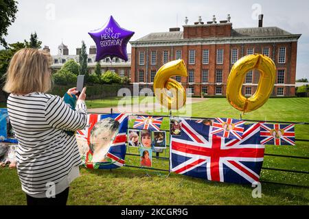 Ehrungen an Prinzessin Diana vor den Toren des Kensington Palace am Tag nach ihrem 60.. Geburtstag am 1.. Juli 2021 in London, Großbritannien. (Foto von Tejas Sandhu/MI News/NurPhoto) Stockfoto