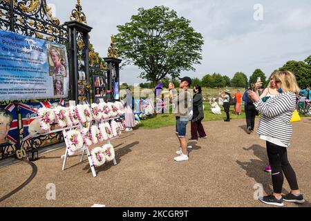 Königliche Fans versammeln sich am 1.. Juli 2021 zu Ehren von Prinzessin Diana im Kensington Palace, London, Großbritannien. (Foto von Tejas Sandhu/MI News/NurPhoto) Stockfoto