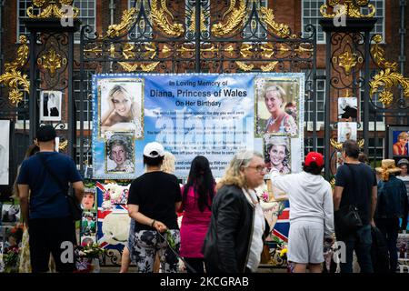 Königliche Fans versammeln sich am 1.. Juli 2021 zu Ehren von Prinzessin Diana im Kensington Palace, London, Großbritannien. (Foto von Tejas Sandhu/MI News/NurPhoto) Stockfoto