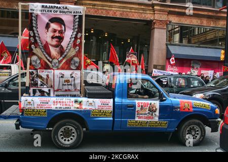 Ein Lastwagen trägt ein großes Schild, auf dem der Präsident Sri Lankas, Mahinda Rajapaksa, als „Hitler von Südasien“ dargestellt wird, während Tausende Tamilen am 16. März 2009 in der Innenstadt von Toronto, Kanada, protestierten. Die tamilischen Tiger gelten als Freiheitskämpfer des tamilischen Volkes und sie behaupten, dass viele Gräueltaten der srilankischen Armee gegenüber dem tamilischen Volk begangen wurden. Die kanadischen Tamilen haben die kanadische Regierung aufgefordert, die Tötung von Tamilen in Sri Lanka zu stoppen, indem sie die LTTE unterstützen. (Foto von Creative Touch Imaging Ltd./NurPhoto) Stockfoto