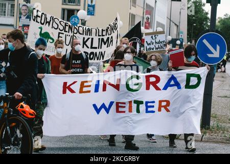 Am 2. Juli 2021 nehmen eintausend AktivistInnen an einer weiteren Demonstration in Bonn Teil, um für einen besseren Klimaschutz zu protestieren (Foto: Ying Tang/NurPhoto) Stockfoto