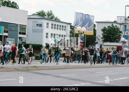 Am 2. Juli 2021 nehmen eintausend AktivistInnen an einer weiteren Demonstration in Bonn Teil, um für einen besseren Klimaschutz zu protestieren (Foto: Ying Tang/NurPhoto) Stockfoto