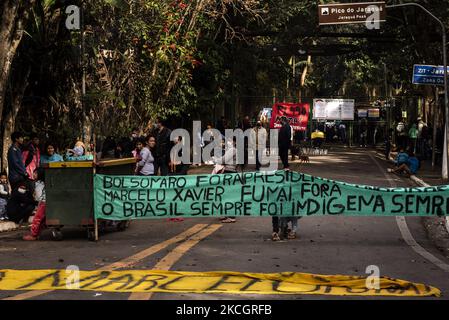 Am 2. Juli 2021 besetzen eine Gruppe indigener guaranys den Jaragua-Gipfel, den höchsten Berg Sao Paulos, wo sich die wichtigsten TV- und Internet-Antennen der größten Stadt Brasiliens befinden. Der indigene Protest gegen den "Marco Temporal" (Temporaler Meilenstein), eine These, die vom rauristischen Caucus des brasilianischen Kongresses unterstützt wird und vom Obersten Gerichtshof verurteilt werden sollte. Der These zufolge haben die Ureinwohner nur das Recht auf jene Länder, in denen sie bis November 1988 lebten, als die Verfassung verabschiedet wurde. Indigene Unterstützer NGOs und Juristen halten die These für verfassungswidrig, despi Stockfoto