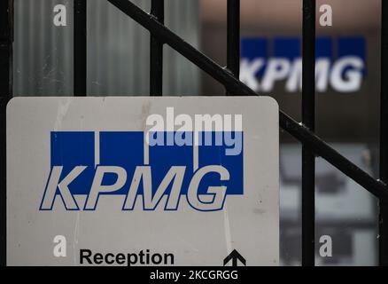 Ein KPMG-Logo am Eingang des Büros von KPMG Dublin im Stadtzentrum von Dublin. Am Freitag, den 02. Juli 2021, in Dublin, Irland. (Foto von Artur Widak/NurPhoto) Stockfoto