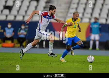 Neymar-Spieler aus Brasilien bestreitet ein Gebot mit Sierralta-Spieler aus Chile während eines Spiels im Engenhão-Stadion für die Copa América 2021 am 02. Juli 2021 in Rio de Janeiro, Brasilien. (Foto von Thiago Ribeiro/NurPhoto) Stockfoto