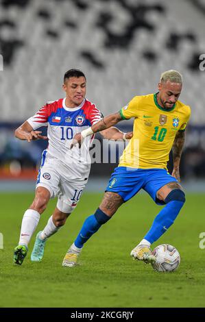 Neymar-Spieler aus Brasilien bestreitet ein Gebot mit Alexis Sánchez-Spieler aus Chile während eines Spiels im Engenhão-Stadion für die Copa América 2021 am 02. Juli 2021 in Rio de Janeiro, Brasilien. (Foto von Thiago Ribeiro/NurPhoto) Stockfoto