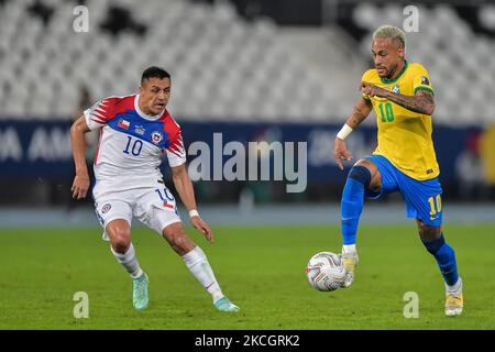 Neymar-Spieler aus Brasilien bestreitet ein Gebot mit Alexis Sánchez-Spieler aus Chile während eines Spiels im Engenhão-Stadion für die Copa América 2021 am 02. Juli 2021 in Rio de Janeiro, Brasilien. (Foto von Thiago Ribeiro/NurPhoto) Stockfoto