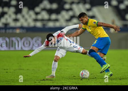 Casemiro-Spieler aus Brasilien bestreitet ein Gebot mit Meneses-Spieler aus Chile während eines Spiels im Engenhão-Stadion für die Copa América 2021 am 02. Juli 2021 in Rio de Janeiro, Brasilien. (Foto von Thiago Ribeiro/NurPhoto) Stockfoto