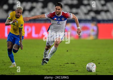 Neymar-Spieler aus Brasilien bestreitet ein Gebot mit Sierralta-Spieler aus Chile während eines Spiels im Engenhão-Stadion für die Copa América 2021 am 02. Juli 2021 in Rio de Janeiro, Brasilien. (Foto von Thiago Ribeiro/NurPhoto) Stockfoto