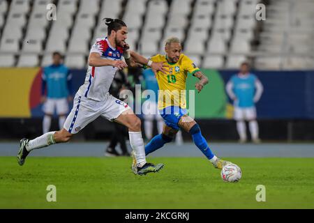 Neymar-Spieler aus Brasilien bestreitet ein Gebot mit Sierralta-Spieler aus Chile während eines Spiels im Engenhão-Stadion für die Copa América 2021 am 02. Juli 2021 in Rio de Janeiro, Brasilien. (Foto von Thiago Ribeiro/NurPhoto) Stockfoto