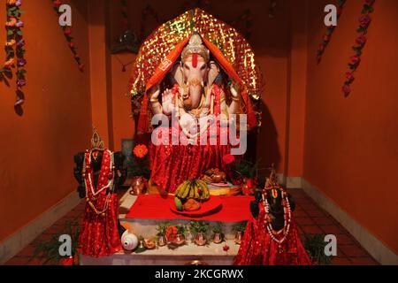 Großes Idol des Hindu-Gottes Ganesh am Ganeshtok-Tempel in Gangtok, Sikkim, Indien, am 04. Juni 2010. Ganeshtok ist der größte Ganesh-Tempel in Sikkim. Lord Ganesh gilt als Glück und als der Beseitigung von Hindernissen in der Hindu-Religion. (Foto von Creative Touch Imaging Ltd./NurPhoto) Stockfoto