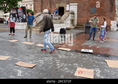 Mitglieder der zivilen Initiative Iskra veranstalteten am 3. Juli 2021 auf dem Hauptmarkt in Krakau, Polen, einen regierungsfeindlichen Protest. Die Initiative besagt, dass die populistische Regierungspartei Recht und Gerechtigkeit (PiS) die Bürgerfreiheiten untergräbt und die polnischen Beziehungen zur EU schwächt. (Foto von Dominika Zarzycka/NurPhoto) Stockfoto