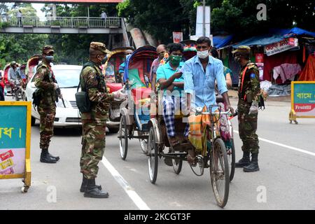 Während der strikten Covid-19-Coronavirus-Sperre in Dhaka, Bangladesch, am 3. Juli 2021 patrouilliert das bangladeschische Armeepersonal auf der Straße an einem Kontrollpunkt. Die Behörden Bangladeschs verhängten eine Woche lang die landesweite Sperre, die aufgrund der zunehmenden Coronavirus-Infektionen und der Todesfälle durch Coronavirus im Land immer häufiger durchgeführt wurde. (Foto von Mamunur Rashid/NurPhoto) Stockfoto