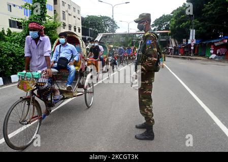 Während der strikten Covid-19-Coronavirus-Sperre in Dhaka, Bangladesch, am 3. Juli 2021 patrouilliert das bangladeschische Armeepersonal auf der Straße an einem Kontrollpunkt. Die Behörden Bangladeschs verhängten eine Woche lang die landesweite Sperre, die aufgrund der zunehmenden Coronavirus-Infektionen und der Todesfälle durch Coronavirus im Land immer häufiger durchgeführt wurde. (Foto von Mamunur Rashid/NurPhoto) Stockfoto