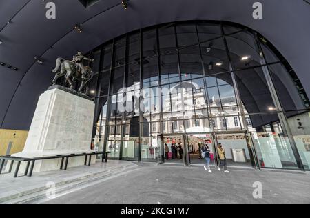 Der Eingang des Grand Palais Ephemere mit der Statue des Marschalls Joffre, wo die Ausstellung "Première Vision", die Fachmesse für Rohstoffe und Dienstleistungen für die Herstellung von Bekleidung, Taschen, Schuhen und Fantasy-Schmuck, für Modeprofis in Paris, 1.. Juli 2021, stattfindet (Foto von Daniel Pier/NurPhoto) Stockfoto