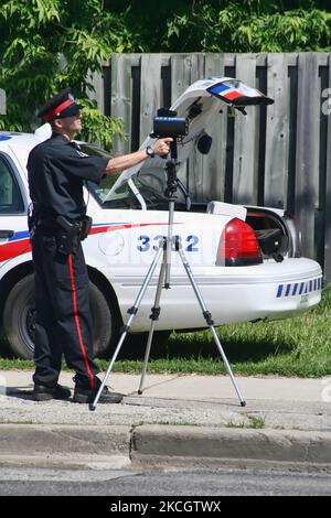 Polizist verwendet eine Fotoradarpistole auf eine Geschwindigkeitsfalle, um in Toronto, Ontario, Kanada, rasenden Autofahrer zu fangen. (Foto von Creative Touch Imaging Ltd./NurPhoto) Stockfoto