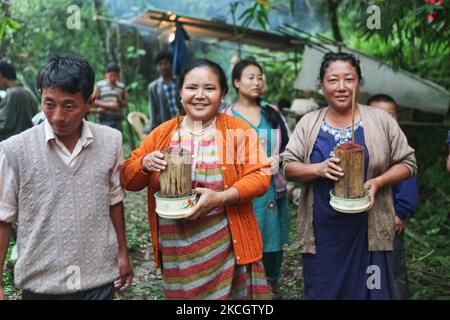 Lepcha-Frauen tragen traditionelles Hirsebier namens „che“, das sie den Dorfbewohnern während einer religiösen Zeremonie in ihrem kleinen Dorf tief im Dschungel in Sikkim, Indien, servieren werden. (Foto von Creative Touch Imaging Ltd./NurPhoto) Stockfoto