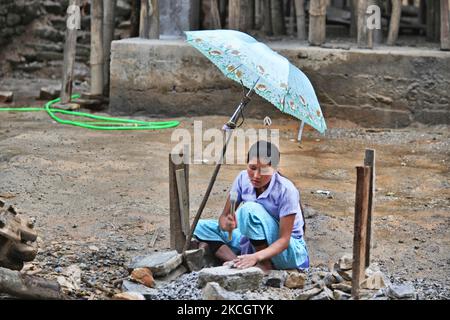 Eine Arbeiterin zerlegt Steine in kleinere Steine für den Zement- und Straßenbau in Khechuperi, Sikkim, Indien. (Foto von Creative Touch Imaging Ltd./NurPhoto) Stockfoto