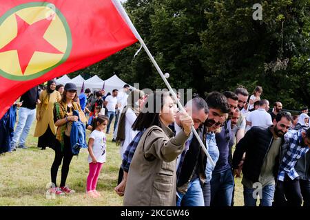 Eine Tänzerin schwingt die PKK-Flagge und tanzt während des Rojbin-Festivals in Creteil, Frankreich, am 3. Juli 2021. Die Ausgabe 4. des Rojbin-Festivals, das von der kurdischen Frauenbewegung in Europa ins Leben gerufen wurde und der Aktivistin Fidan Dogan gewidmet ist, widmete sich in diesem Jahr dem Kampf gegen Feminizide und Faschismus. (Foto von Vincent Koebel/NurPhoto) Stockfoto