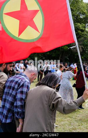 Eine Tänzerin schwingt die PKK-Flagge und tanzt während des Rojbin-Festivals in Creteil, Frankreich, am 3. Juli 2021. Die Ausgabe 4. des Rojbin-Festivals, das von der kurdischen Frauenbewegung in Europa ins Leben gerufen wurde und der Aktivistin Fidan Dogan gewidmet ist, widmete sich in diesem Jahr dem Kampf gegen Feminizide und Faschismus. (Foto von Vincent Koebel/NurPhoto) Stockfoto