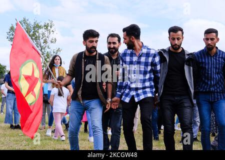 Eine Tänzerin schwingt die PKK-Flagge und tanzt während des Rojbin-Festivals in Creteil, Frankreich, am 3. Juli 2021. Die Ausgabe 4. des Rojbin-Festivals, das von der kurdischen Frauenbewegung in Europa ins Leben gerufen wurde und der Aktivistin Fidan Dogan gewidmet ist, widmete sich in diesem Jahr dem Kampf gegen Feminizide und Faschismus. (Foto von Vincent Koebel/NurPhoto) Stockfoto