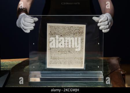 LONDON, GROSSBRITANNIEN – 05. JULI 2021: Isaac Newtons Arbeitsmanuskript „Philosophiae naturalis principia mathematica“ für die zweite Ausgabe, Schätzung £600.000-900.000, wird während eines Fotoaufrufs zur Classic Week im Auktionshaus von Christie gezeigt, einer Festzeltreihe von neun Auktionen, die Kunstwerke von der Antike bis zum 20.. Jahrhundert am 05. Juli 2021 in London, England, zeigen. (Foto von Wiktor Szymanowicz/NurPhoto) Stockfoto