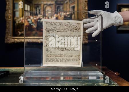 LONDON, GROSSBRITANNIEN – 05. JULI 2021: Isaac Newtons Arbeitsmanuskript „Philosophiae naturalis principia mathematica“ für die zweite Ausgabe, Schätzung £600.000-900.000, wird während eines Fotoaufrufs zur Classic Week im Auktionshaus von Christie gezeigt, einer Festzeltreihe von neun Auktionen, die Kunstwerke von der Antike bis zum 20.. Jahrhundert am 05. Juli 2021 in London, England, zeigen. (Foto von Wiktor Szymanowicz/NurPhoto) Stockfoto