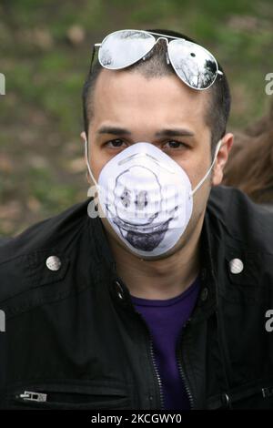 Der junge Mann trägt eine Gesichtsmaske mit einer Schweinsschnauze, die darauf gezogen wird, während der Blütezeit der Schweinegrippe (H1N1)-Pandemie am 02. Mai 2009 in Toronto, Ontario, Kanada. (Foto von Creative Touch Imaging Ltd./NurPhoto) Stockfoto