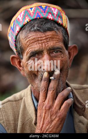 Gaddi-Mann trägt eine traditionelle Mütze, als er im Mandher Village, Himachal Pradesh, Indien, eine biddi (handgerollte Zigarette) raucht. (Foto von Creative Touch Imaging Ltd./NurPhoto) Stockfoto