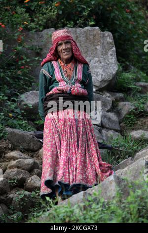 Ältere Gaddi-Frau in traditioneller Kleidung in einem abgelegenen Bergdorf in Himachal Pradesh, Indien. (Foto von Creative Touch Imaging Ltd./NurPhoto) Stockfoto