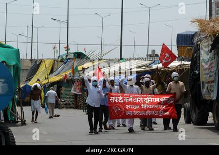 Bauern und Unterstützer rufen am 5. Juli 2021 an der Grenze zu Ghazipur (Delhi-Uttar Pradesh) am Stadtrand von Neu-Delhi, Indien, Slogans auf, während sie an dem anhaltenden Protest gegen drei Agrarreformen teilnehmen. (Foto von Mayank Makhija/NurPhoto) Stockfoto