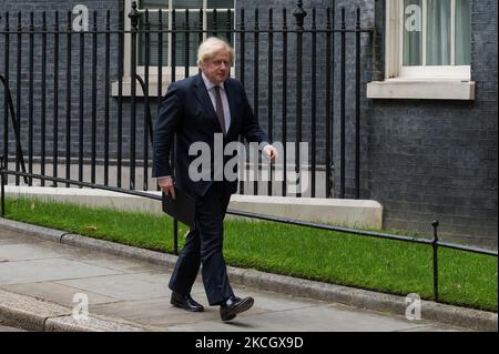 LONDON, VEREINIGTES KÖNIGREICH - 05. JULI 2021: Der britische Premierminister Boris Johnson geht zum Downing Street Press Briefing Room, um die Aufhebung aller gesetzlichen Sperrbeschränkungen am 19. Juli sowie die Aufhebung der obligatorischen Maßnahmen für Gesichtsmasken und soziale Distanzierung am 05. Juli 2021 in London, England, anzukündigen. (Foto von Wiktor Szymanowicz/NurPhoto) Stockfoto