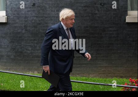LONDON, VEREINIGTES KÖNIGREICH - 05. JULI 2021: Der britische Premierminister Boris Johnson geht zum Downing Street Press Briefing Room, um die Aufhebung aller gesetzlichen Sperrbeschränkungen am 19. Juli sowie die Aufhebung der obligatorischen Maßnahmen für Gesichtsmasken und soziale Distanzierung am 05. Juli 2021 in London, England, anzukündigen. (Foto von Wiktor Szymanowicz/NurPhoto) Stockfoto