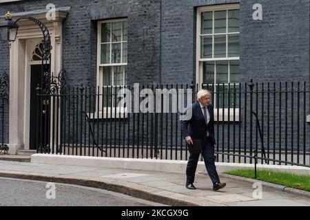 LONDON, VEREINIGTES KÖNIGREICH - 05. JULI 2021: Der britische Premierminister Boris Johnson geht zum Downing Street Press Briefing Room, um die Aufhebung aller gesetzlichen Sperrbeschränkungen am 19. Juli sowie die Aufhebung der obligatorischen Maßnahmen für Gesichtsmasken und soziale Distanzierung am 05. Juli 2021 in London, England, anzukündigen. (Foto von Wiktor Szymanowicz/NurPhoto) Stockfoto