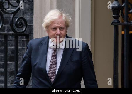 LONDON, VEREINIGTES KÖNIGREICH - 05. JULI 2021: Der britische Premierminister Boris Johnson geht zum Downing Street Press Briefing Room, um die Aufhebung aller gesetzlichen Sperrbeschränkungen am 19. Juli sowie die Aufhebung der obligatorischen Maßnahmen für Gesichtsmasken und soziale Distanzierung am 05. Juli 2021 in London, England, anzukündigen. (Foto von Wiktor Szymanowicz/NurPhoto) Stockfoto