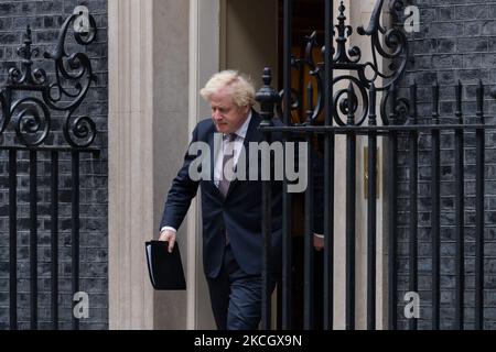 LONDON, VEREINIGTES KÖNIGREICH - 05. JULI 2021: Der britische Premierminister Boris Johnson geht zum Downing Street Press Briefing Room, um die Aufhebung aller gesetzlichen Sperrbeschränkungen am 19. Juli sowie die Aufhebung der obligatorischen Maßnahmen für Gesichtsmasken und soziale Distanzierung am 05. Juli 2021 in London, England, anzukündigen. (Foto von Wiktor Szymanowicz/NurPhoto) Stockfoto