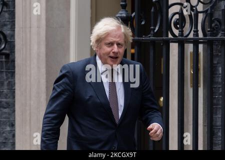 LONDON, VEREINIGTES KÖNIGREICH - 05. JULI 2021: Der britische Premierminister Boris Johnson geht zum Downing Street Press Briefing Room, um die Aufhebung aller gesetzlichen Sperrbeschränkungen am 19. Juli sowie die Aufhebung der obligatorischen Maßnahmen für Gesichtsmasken und soziale Distanzierung am 05. Juli 2021 in London, England, anzukündigen. (Foto von Wiktor Szymanowicz/NurPhoto) Stockfoto