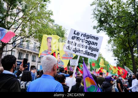 Verteidigen Sie die Demonstration Kurdistans in Paris, Frankreich, am 4. Juli 2021. Am Wochenende des 3. Und 4. Juli beantragten kurdische Organisationen auf der ganzen Welt, die türkische Aggression in Irakisch-Kurdistan zu verurteilen. In Paris wurden eine Demonstration und ein Konzert abgehalten, um die türkische Militärintervention zu verurteilen. (Foto von Vincent Koebel/NurPhoto) Stockfoto